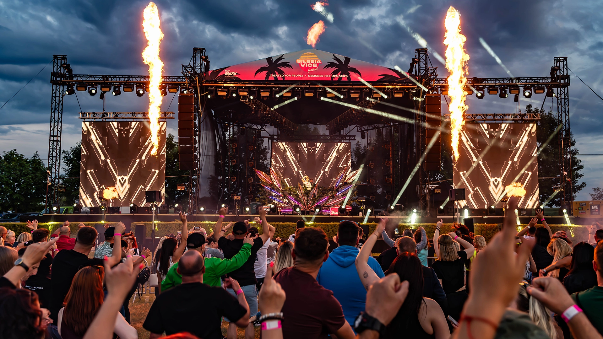 Koncert plenerowy z efektami świetlnymi i publicznością