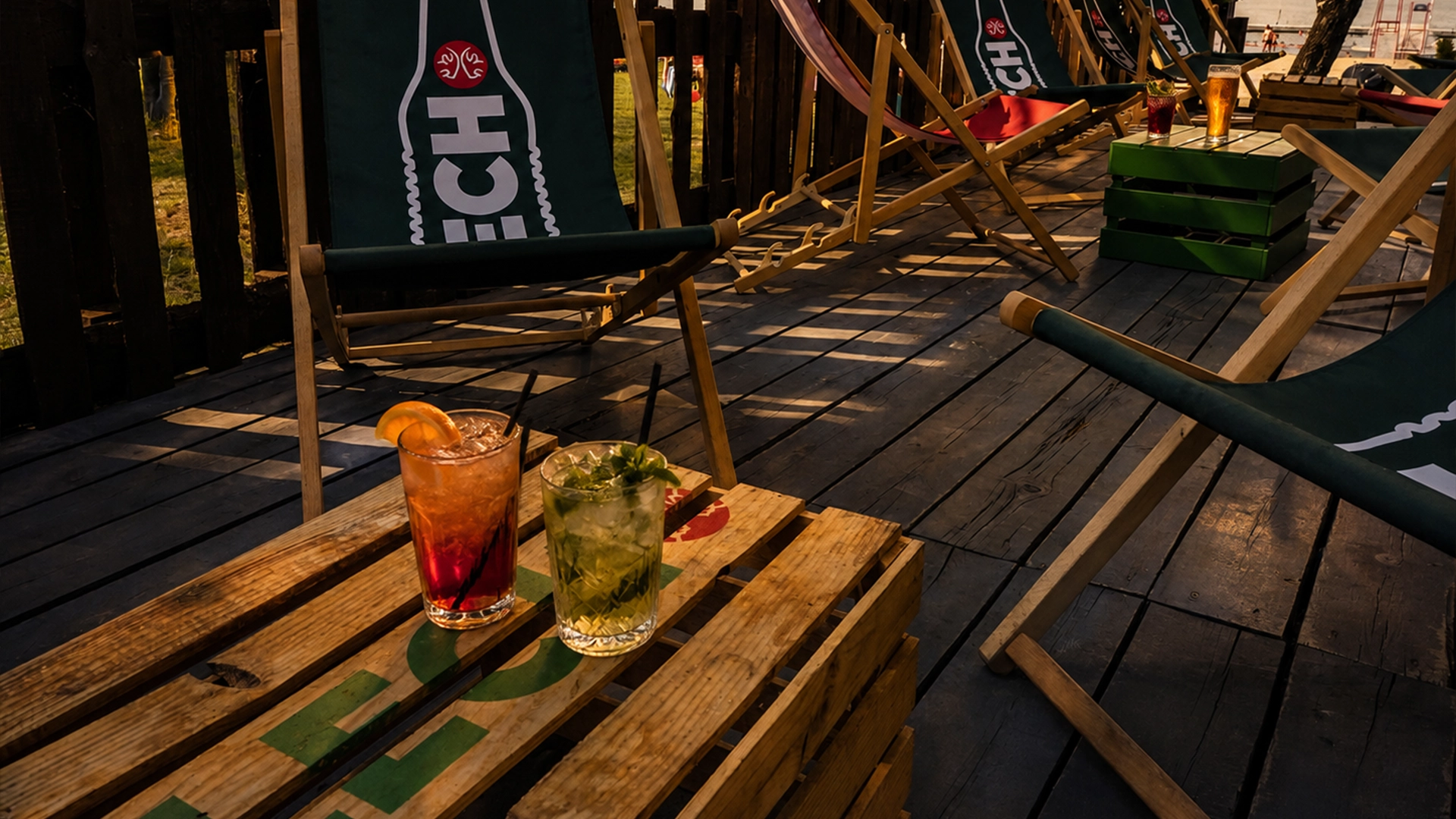 Kolorowe drinki na drewnianym tarasie Beach Baru